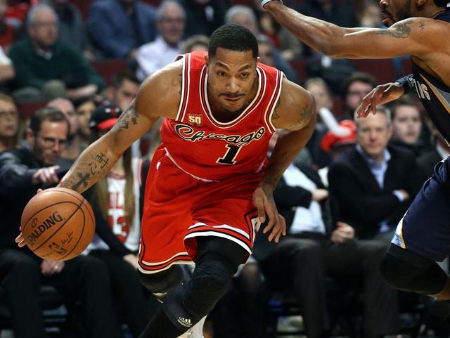 The Chicago Bulls' Derrick Rose (1) drives to the hoop in the first half against the Memphis Grizzlies at the United Center in Chicago on Wednesday, Dec. 16, 2015. (Chris Sweda/Chicago Tribune/TNS via Getty Images)