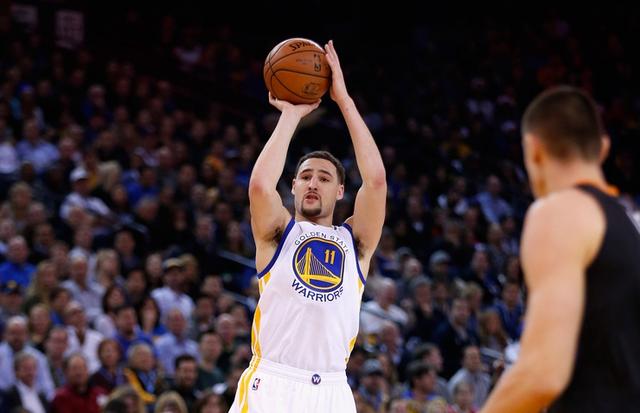 OAKLAND, CA - DECEMBER 16:  Klay Thompson #11 of the Golden State Warriors shoots the ball during their game against the Phoenix Suns at ORACLE Arena on December 16, 2015 in Oakland, California.  NOTE TO USER: User expressly acknowledges and agrees that, by downloading and or using this photograph, User is consenting to the terms and conditions of the Getty Images License Agreement.  (Photo by Ezra Shaw/Getty Images)