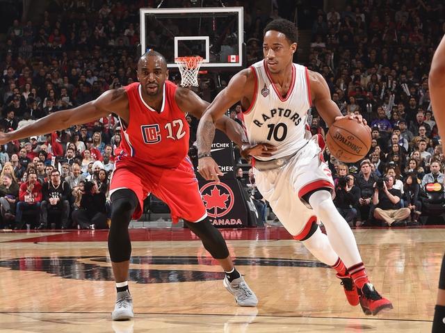 TORONTO, CANADA - JANUARY 24: DeMar DeRozan #10 of the Toronto Raptors drives to the basket during the game against the Los Angeles Clippers on January 24, 2016 at the Air Canada Centre in Toronto, Ontario, Canada.  NOTE TO USER: User expressly acknowledges and agrees that, by downloading and or using this Photograph, user is consenting to the terms and conditions of the Getty Images License Agreement.  Mandatory Copyright Notice: Copyright 2016 NBAE (Photo by Ron Turenne/NBAE via Getty Images)