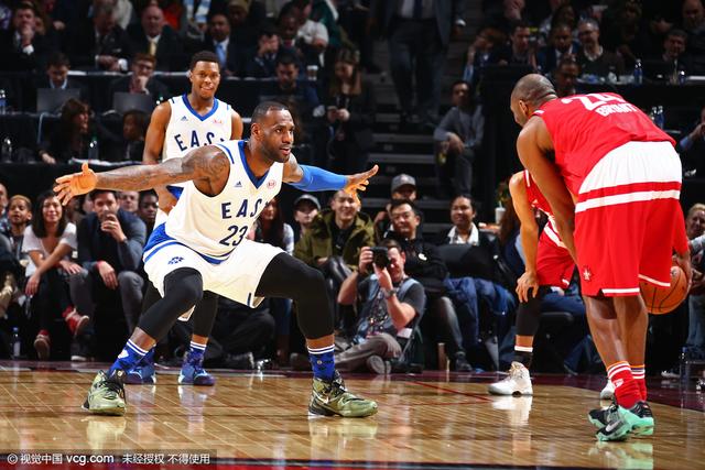 TORONTO, CANADA - FEBRUARY 14:  LeBron James #23 of the Eastern Conference plays defense against Kobe Bryant #24 of the Western Conference during the NBA All-Star Game as part of 2016 NBA All-Star Weekend on February 14, 2016 at the Air Canada Centre in Toronto, Ontario, Canada.  NOTE TO USER: User expressly acknowledges and agrees that, by downloading and or using this Photograph, user is consenting to the terms and conditions of the Getty Images License Agreement.  Mandatory Copyright Notice: Copyright 2016 NBAE (Photo by Nathaniel S. Butler/NBAE via Getty Images)