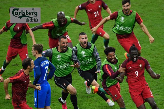 Portugal's forward Eder (C) celebrates after scoring a goal with team mates during the Euro 2016 final football match between Portugal and France at the Stade de France in Saint-Denis, north of Paris, on July 10, 2016. / AFP PHOTO / PHILIPPE LOPEZ